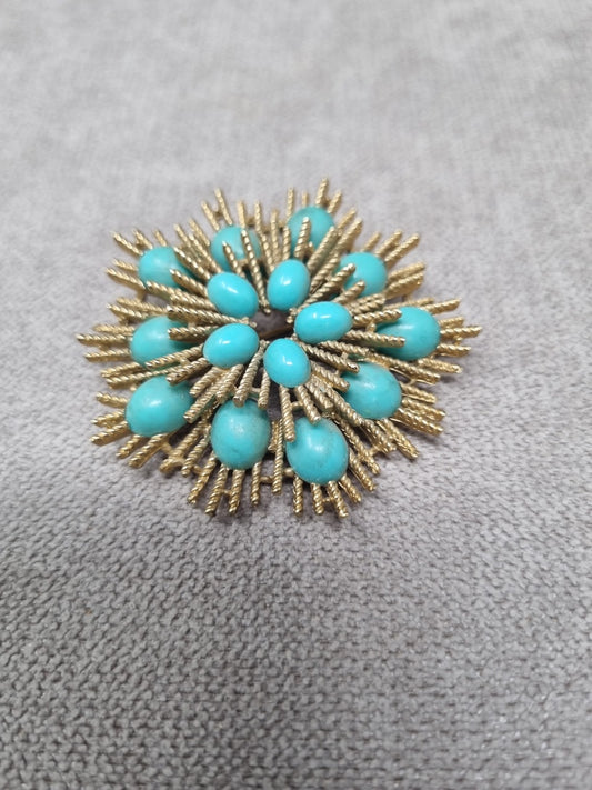 Broche met blauwe steentjes